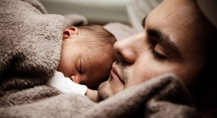 Schlafender Mann und Baby / Essen wir wirklich Spinnen im Schlaf? (quelle: Pixabay.com)