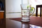 Nosferatu Spinne mit Glas einfangen (Quelle: Pixabay.com)